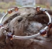 Armbandsring med bruna glaspärlor