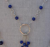 Halsband med lapis lazuli