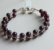 Flätat armband med granater