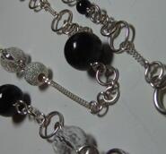 Halsband med onyx och bergkristall
