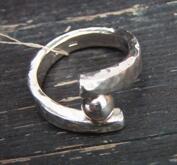 Handsmidd silverring med kula